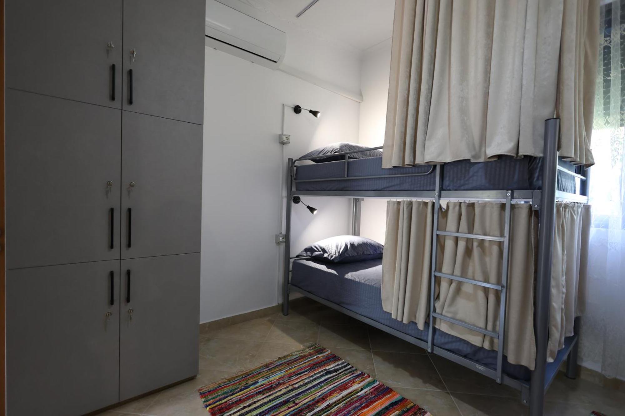 Baza Hostel - Swimming Pool بيرات المظهر الخارجي الصورة