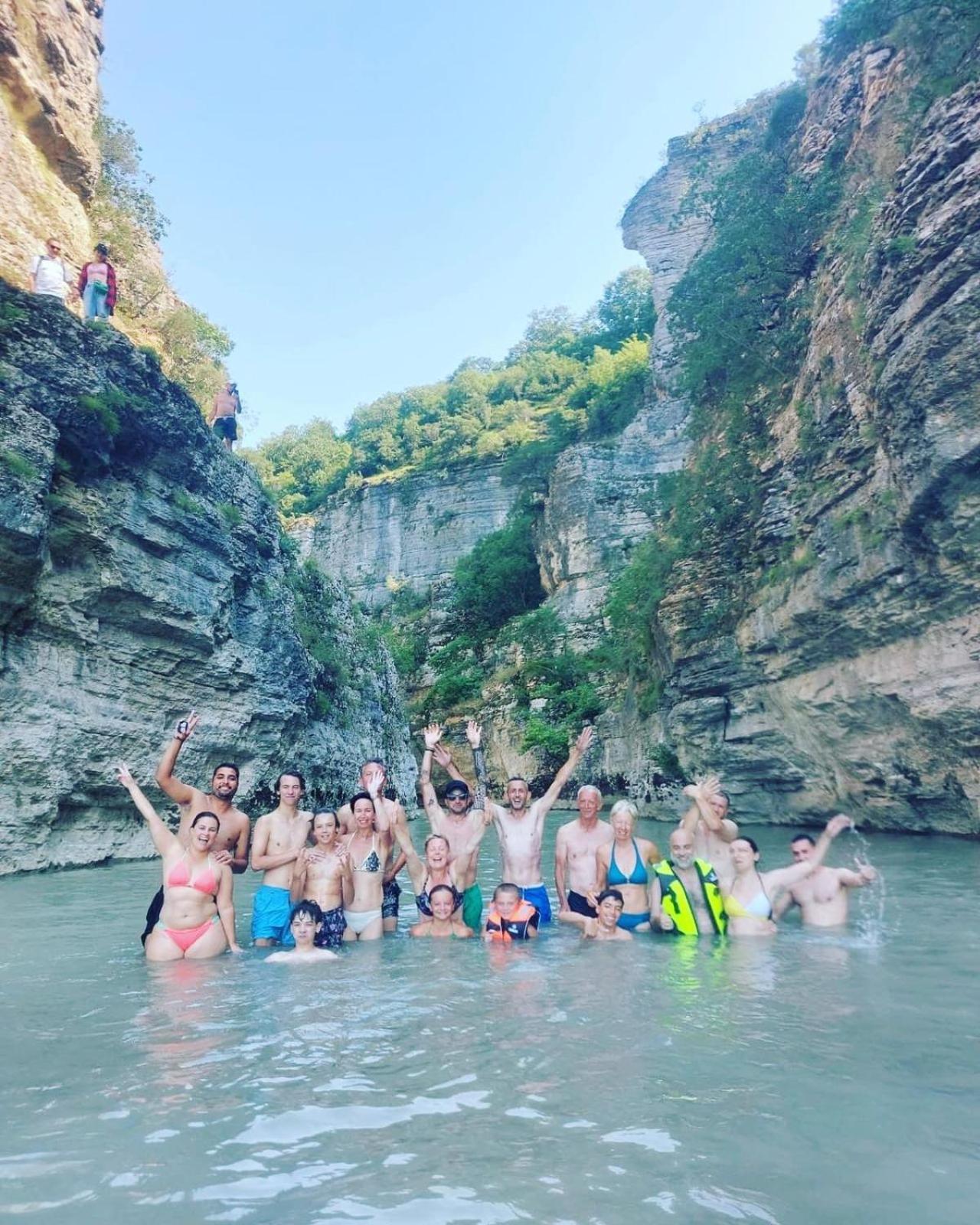 Baza Hostel - Swimming Pool بيرات المظهر الخارجي الصورة